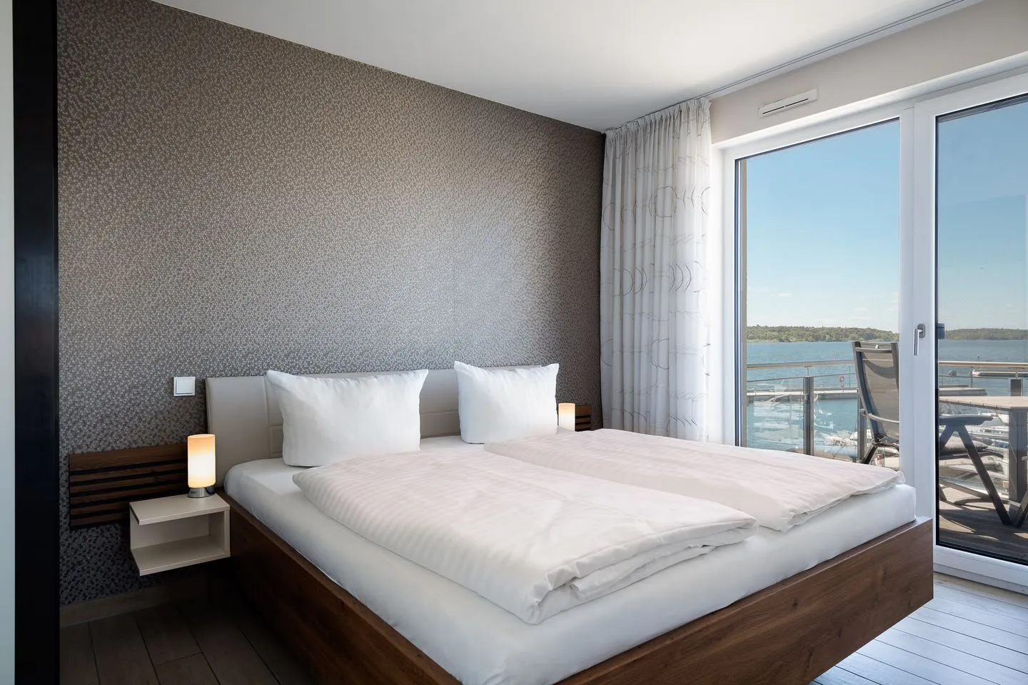 Panorama Suite Waren (Müritz) - Panorama Suite Waren Schlafzimmer mit Zugang zum Balkon