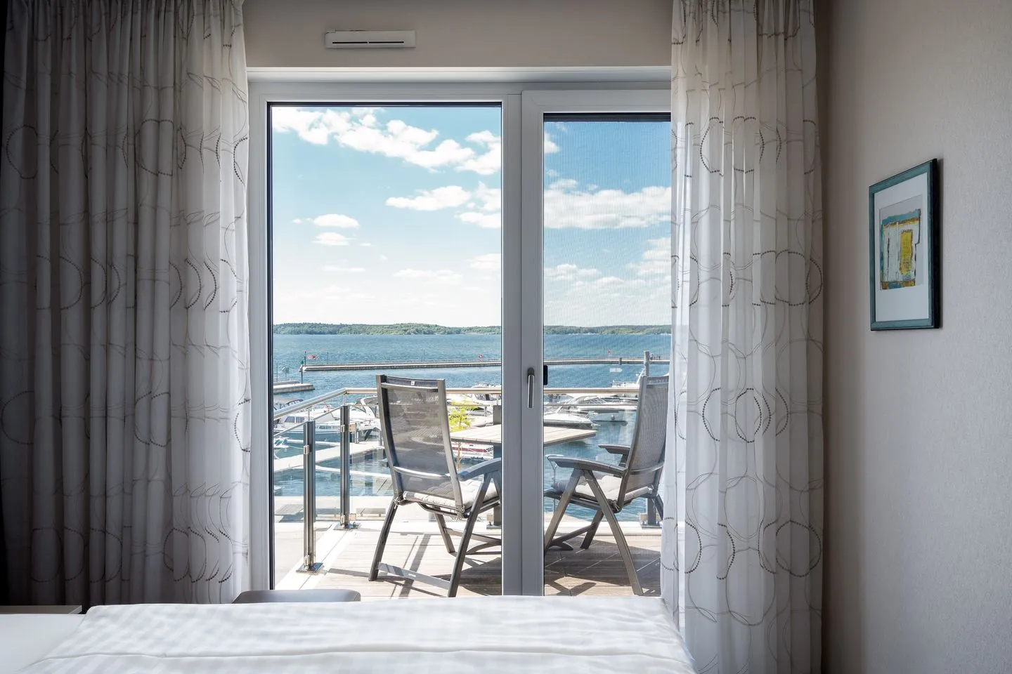 Panorama Suite Waren (Müritz) - Panorama Suite Waren Schlafzimmer mit Blick auf die Müritz