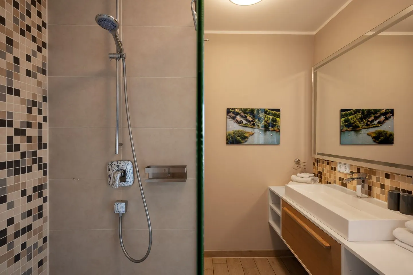 Panorama Suite Waren (Müritz) - Panorama Suite Waren Schlafzimmer mit modernem Badezimmer