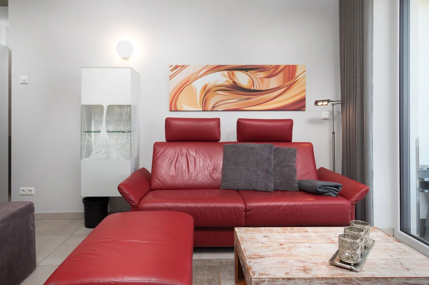 Anastasia Waren (Müritz) - Ferienwohnung Anastasia Waren Wohnzimmer mit rotem Sofa