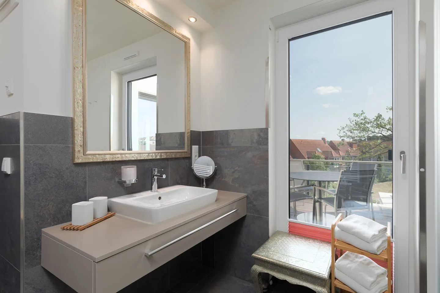Anastasia Waren (Müritz) - Ferienwohnung Anastasia Waren Schlafzimmer 1 mit Balkon