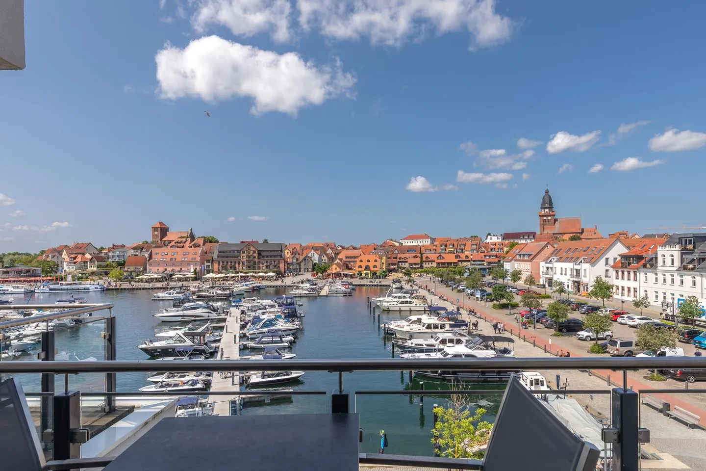Anastasia Waren (Müritz) - Ferienwohnung Anastasia Waren Balkon mit direktem Blick auf den Yachthafen