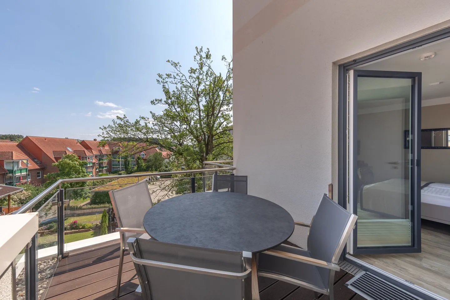 Anastasia Waren (Müritz) - Ferienwohnung Anastasia Waren Balkon Innenhof mit Sitzgelegenheit