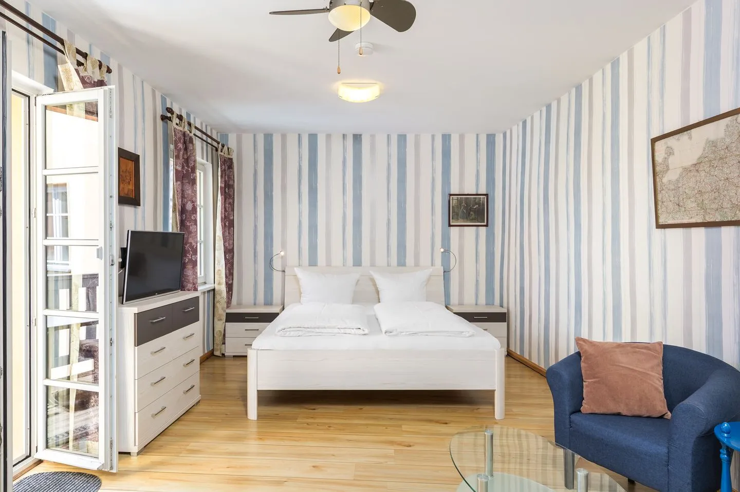 Blaue Kombüse Waren (Müritz) - Ferienwohnung Blaue Kombüse Waren Bett mit TV