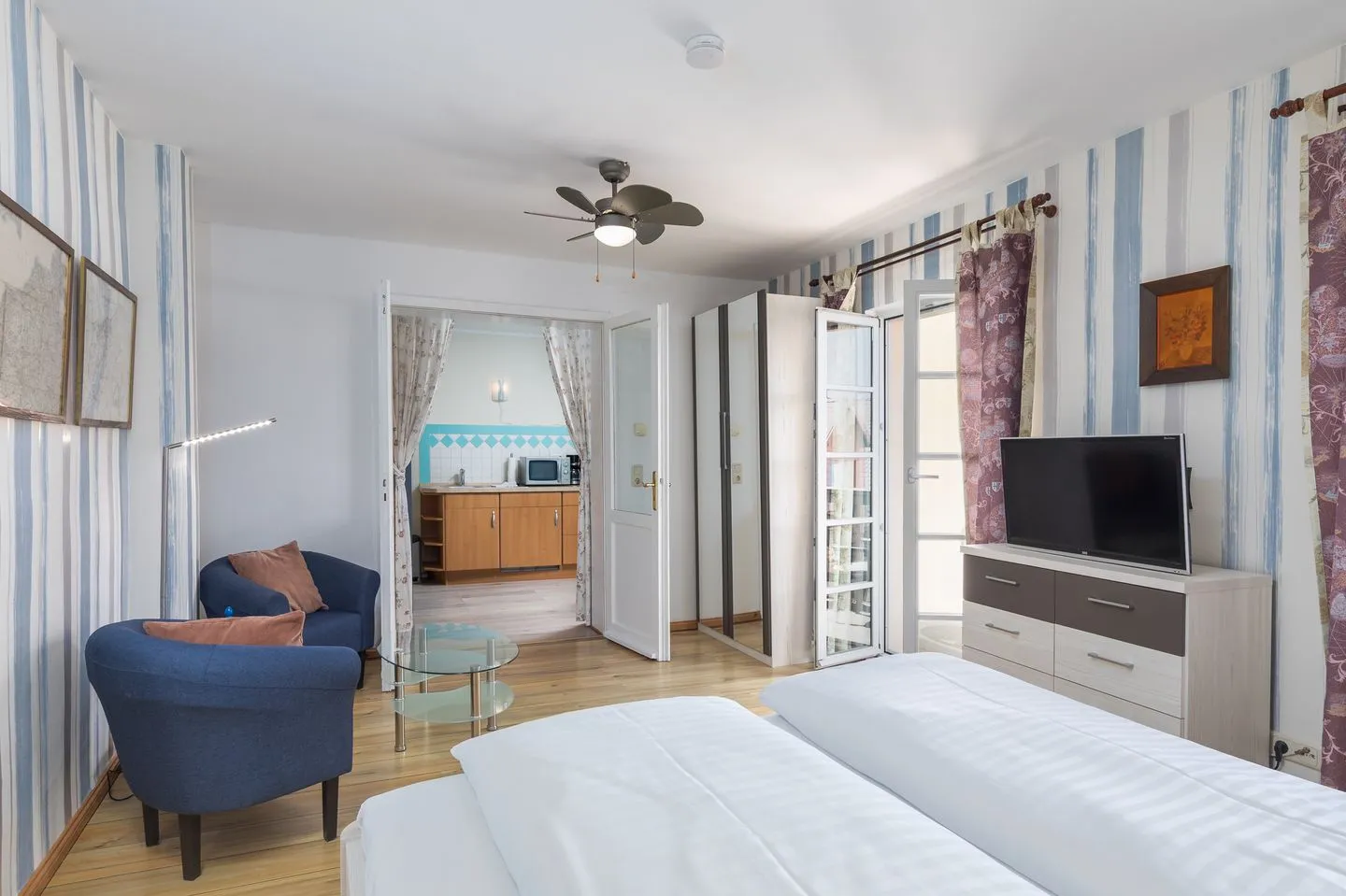 Blaue Kombüse Waren (Müritz) - Ferienwohnung Blaue Kombüse Waren Schlafzimmer mit Balkon