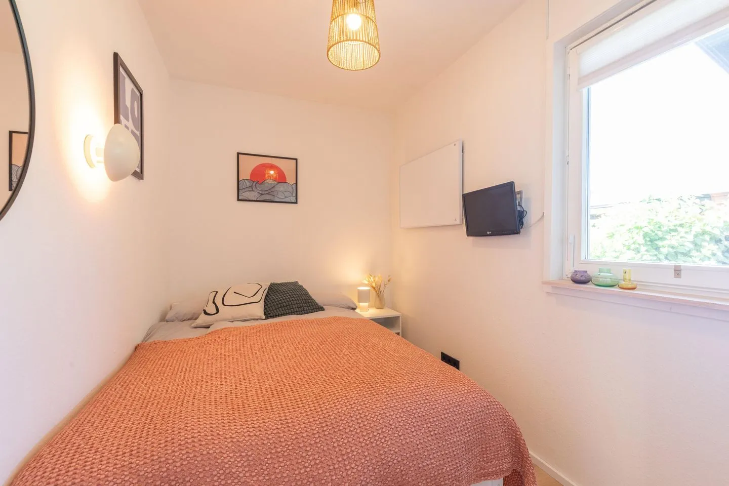 VITA Sonnholm Flensburger Förde - Schlafzimmer mit kleinem Doppelbett (140 x 200 cm) und TV