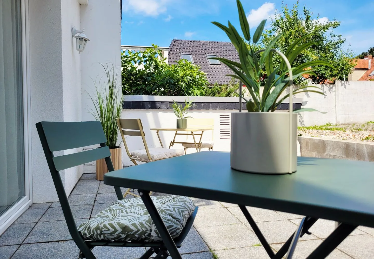 Moderner Ankerplatz mit Terrasse direkt am Hafen "Momentic" Neustadt in Holstein - Terrasse mit Sitzbereich