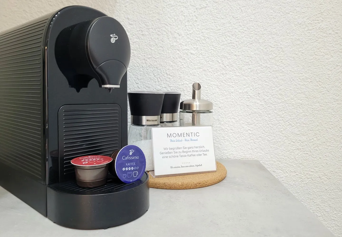 Moderner Ankerplatz mit Terrasse direkt am Hafen "Momentic" Neustadt in Holstein - Caffissimo Kaffeemaschine mit 2 Willkommens-Pads