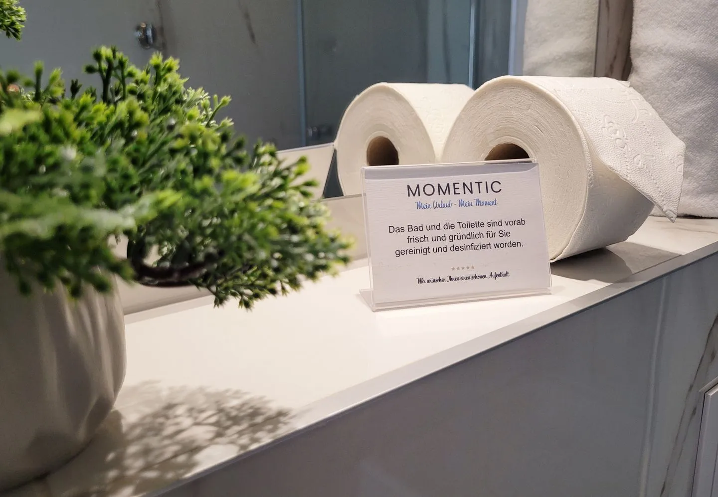 Moderner Ankerplatz mit Terrasse direkt am Hafen "Momentic" Neustadt in Holstein - Badezimmer mit der Momentic-Erstausstattung