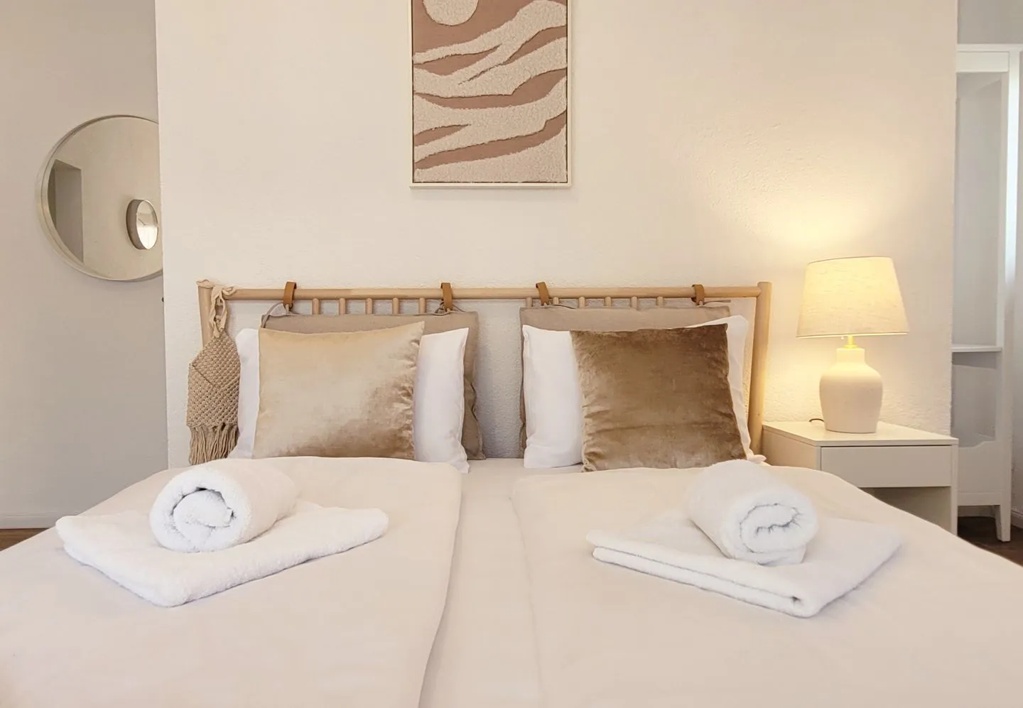 Moderner Ankerplatz mit Terrasse direkt am Hafen "Momentic" Neustadt in Holstein - Doppelbett mit Kissen