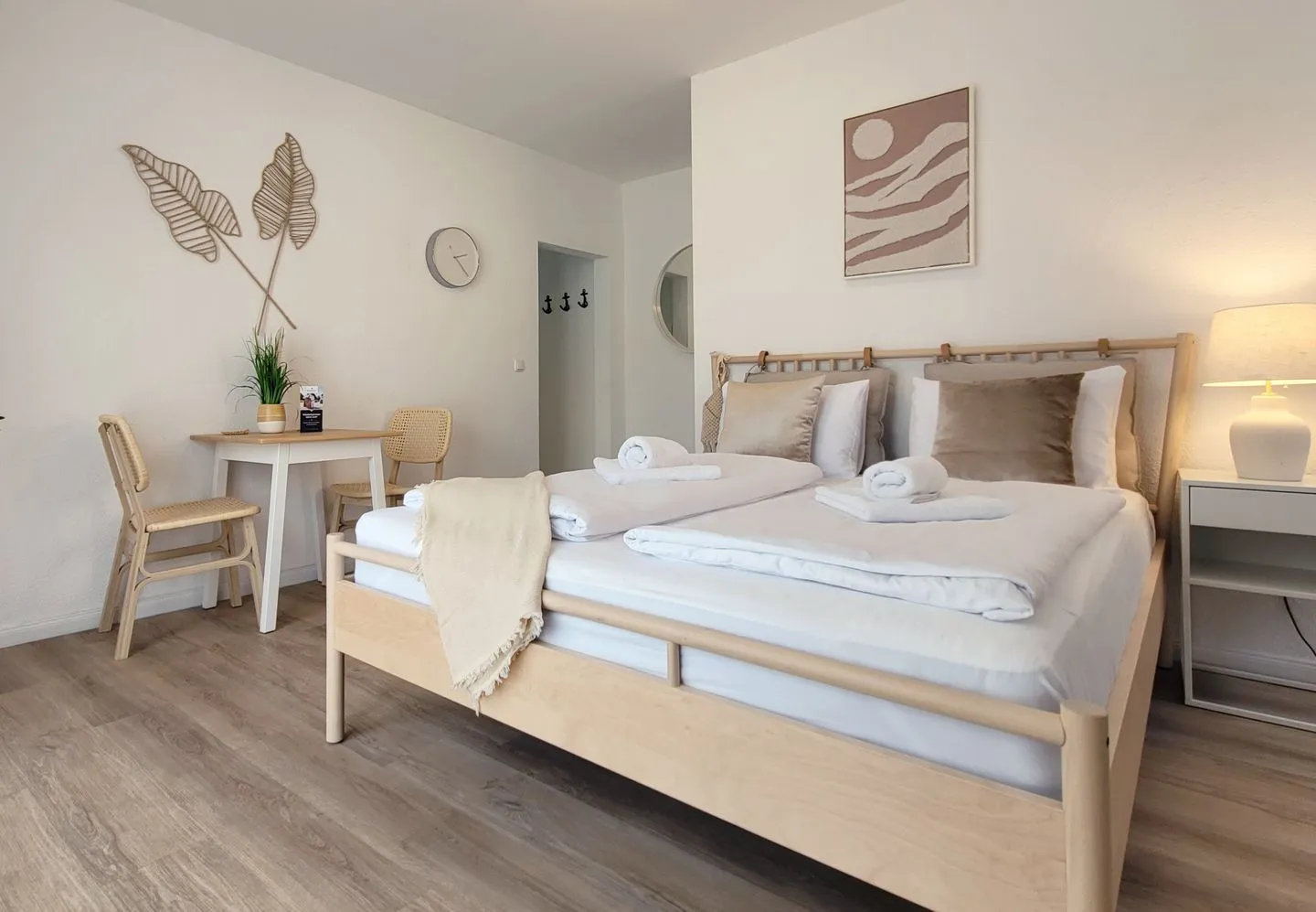 Moderner Ankerplatz mit Terrasse direkt am Hafen "Momentic" Neustadt in Holstein - Ansicht Zimmer