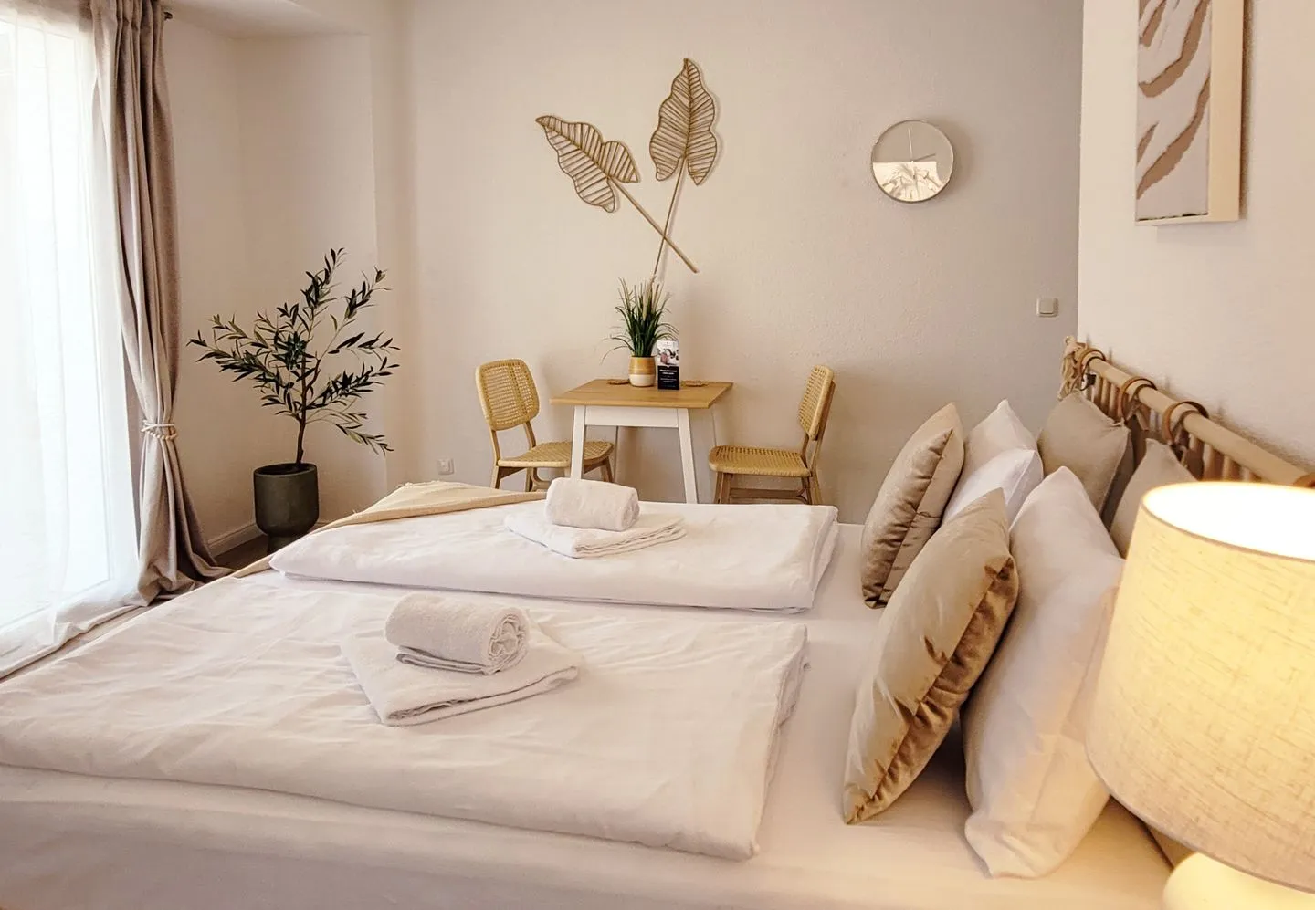 Moderner Ankerplatz mit Terrasse direkt am Hafen "Momentic" Neustadt in Holstein - Ansicht Schlafzimmer mit Doppelbett