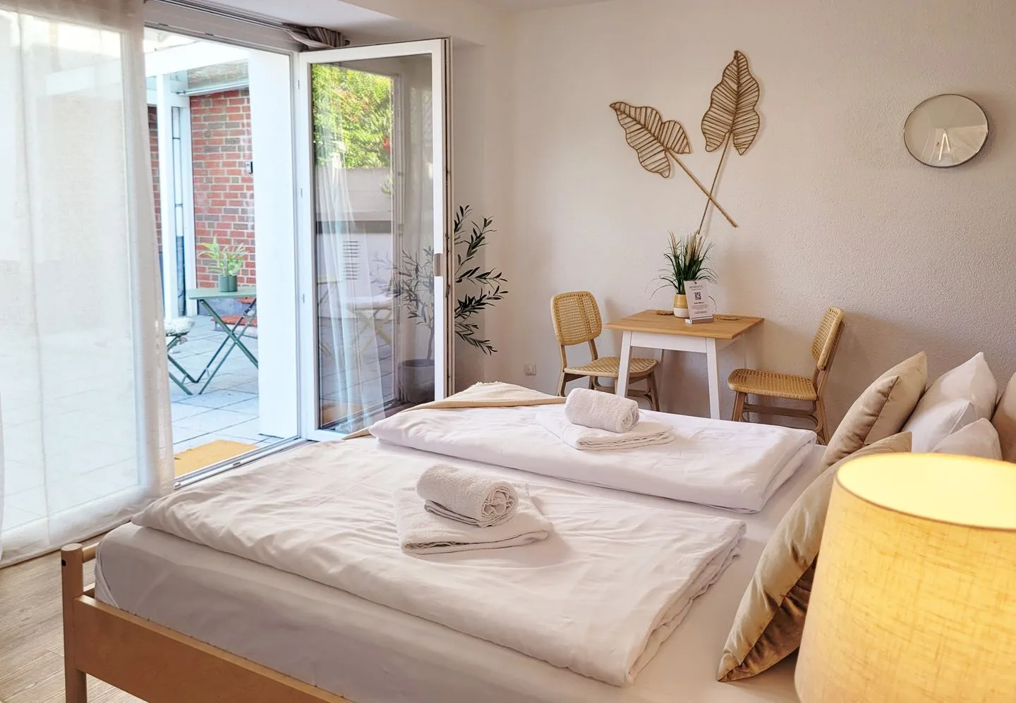Moderner Ankerplatz mit Terrasse direkt am Hafen "Momentic" Neustadt in Holstein - Schlafzimmer mit Terrassenzugang