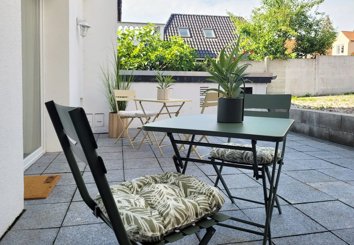 Moderner Ankerplatz mit Terrasse direkt am Hafen "Momentic" Neustadt in Holstein - Sitz- und Essbereich auf der Terrasse