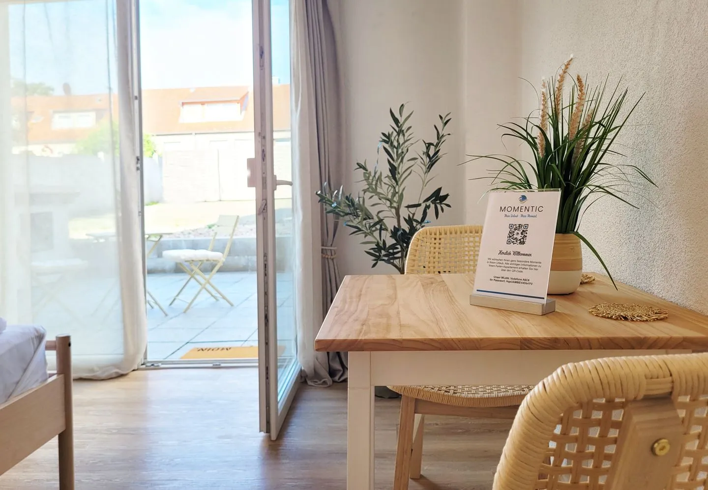 Moderner Ankerplatz mit Terrasse direkt am Hafen "Momentic" Neustadt in Holstein - Essbereich mit QR-Code Aufsteller von MOMENTIC