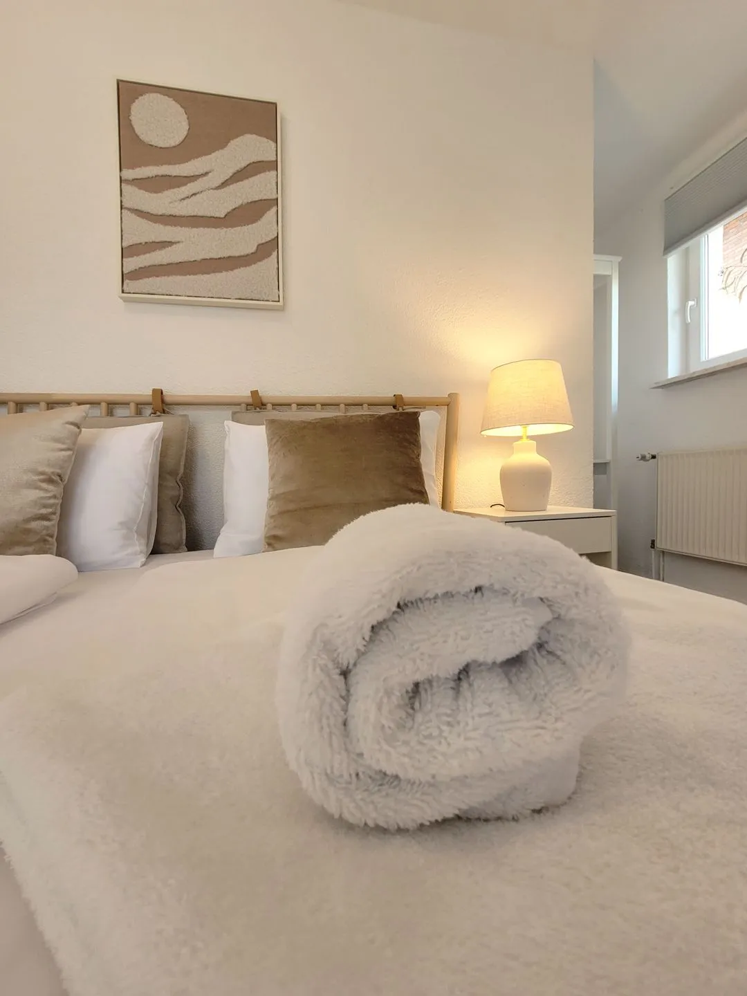Moderner Ankerplatz mit Terrasse direkt am Hafen "Momentic" Neustadt in Holstein - Bett mit dem Bettwäsche-Paket von MOMENTIC