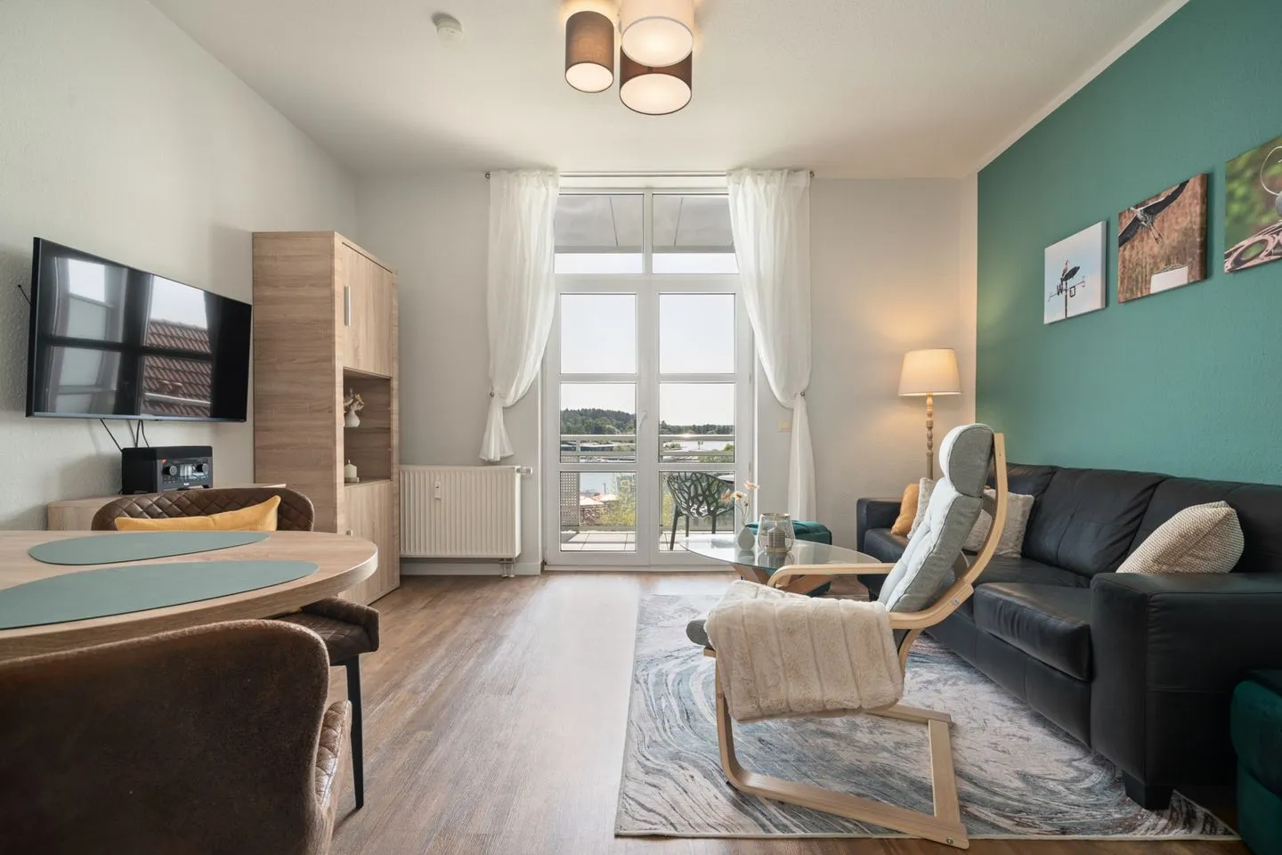 Müritzloge Waren (Müritz) - Ferienwohnung Müritzloge Waren Wohnzimmer mit Balkon