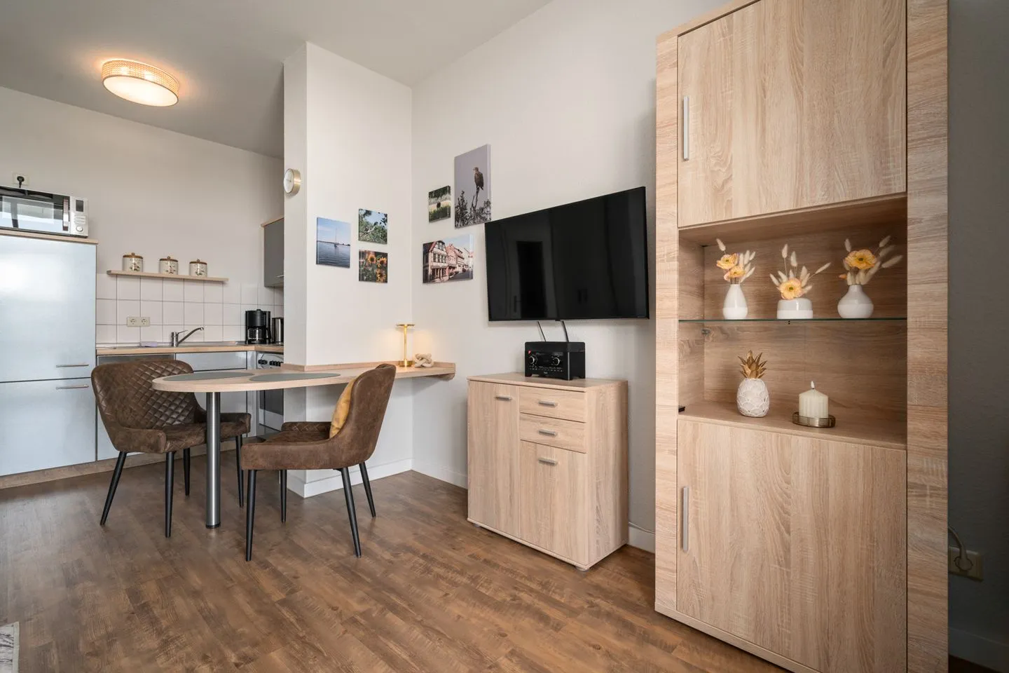 Müritzloge Waren (Müritz) - Ferienwohnung Müritzloge Waren Esstisch mit TV