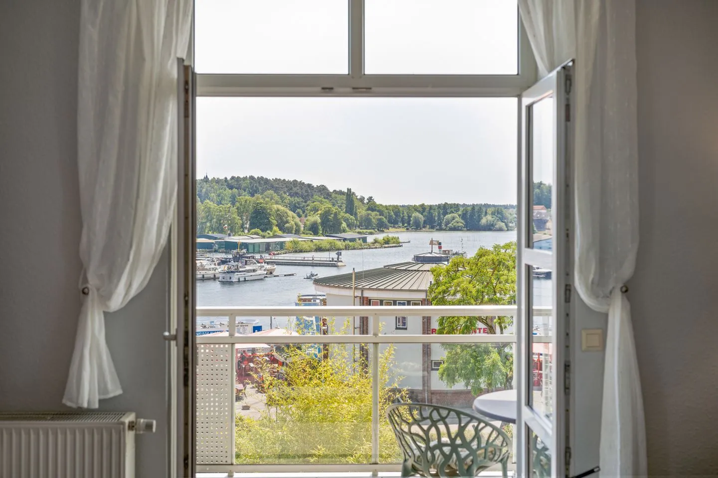 Müritzloge Waren (Müritz) - Ferienwohnung Müritzloge Waren Fenster zur Müritz – Ein Blick in die maritime Idylle