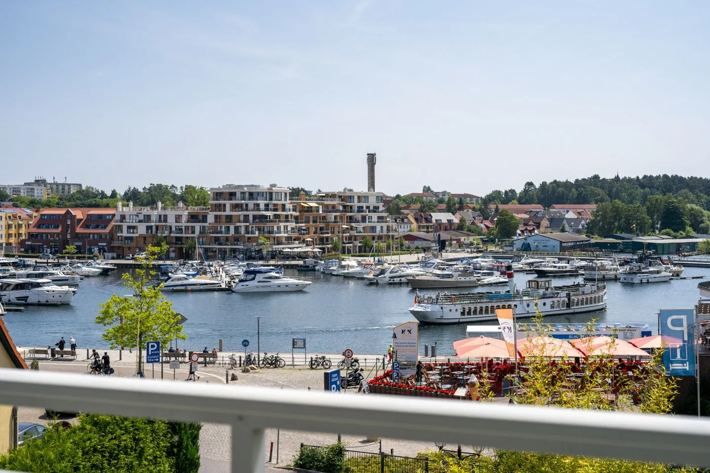 Müritzloge Waren (Müritz) - Ferienwohnung Müritzloge Waren Balkon mit Blick auf den Yachthafen