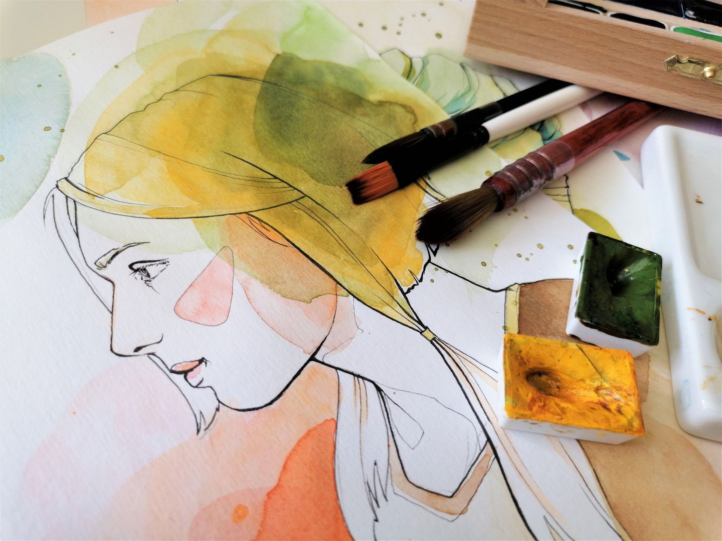 ein Gesicht im Aquarellstil wird gemalt mit Pinsel und Farbe
