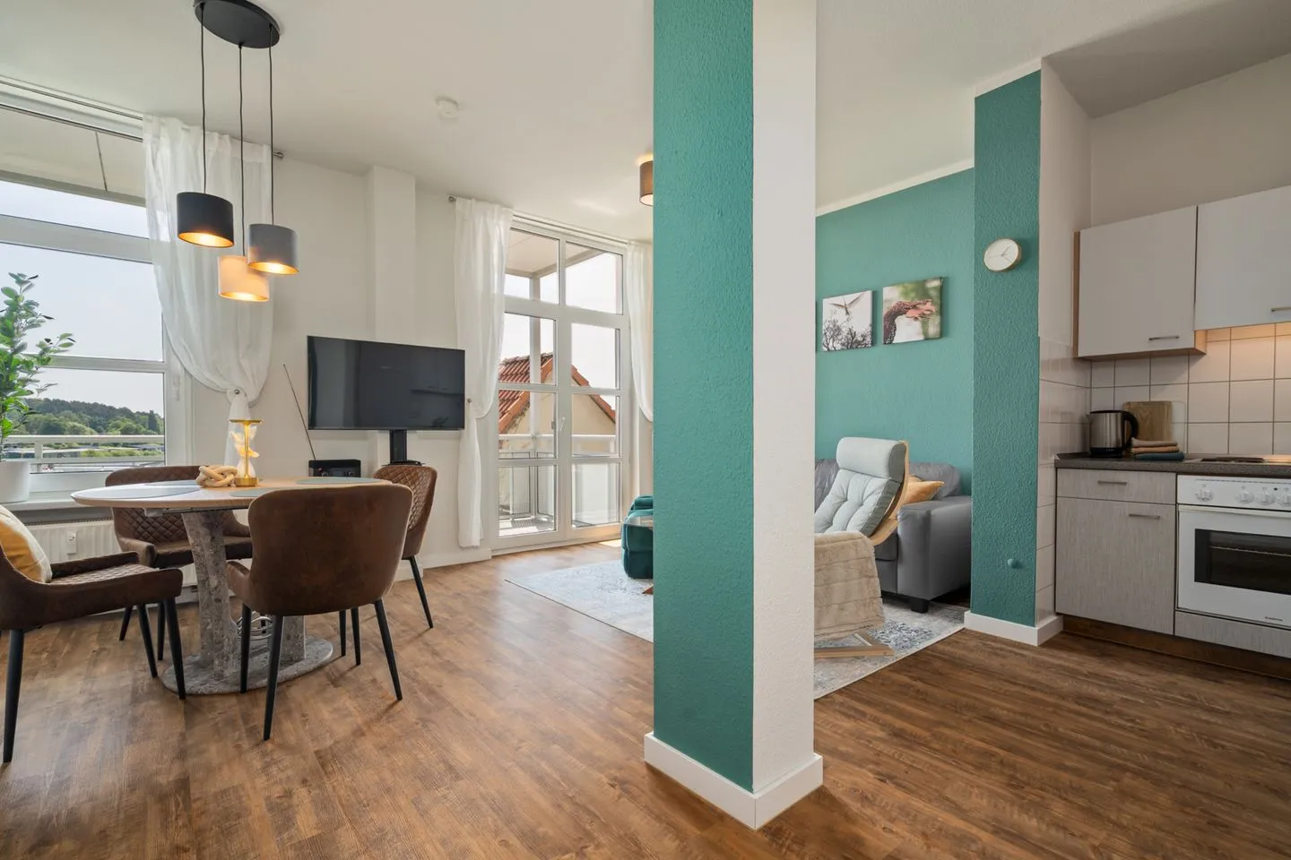 Hafenkino Waren (Müritz) - Ferienwohnung Hafenkino Müritz stilvoller Esstisch mit Ambiente-Beleuchtung