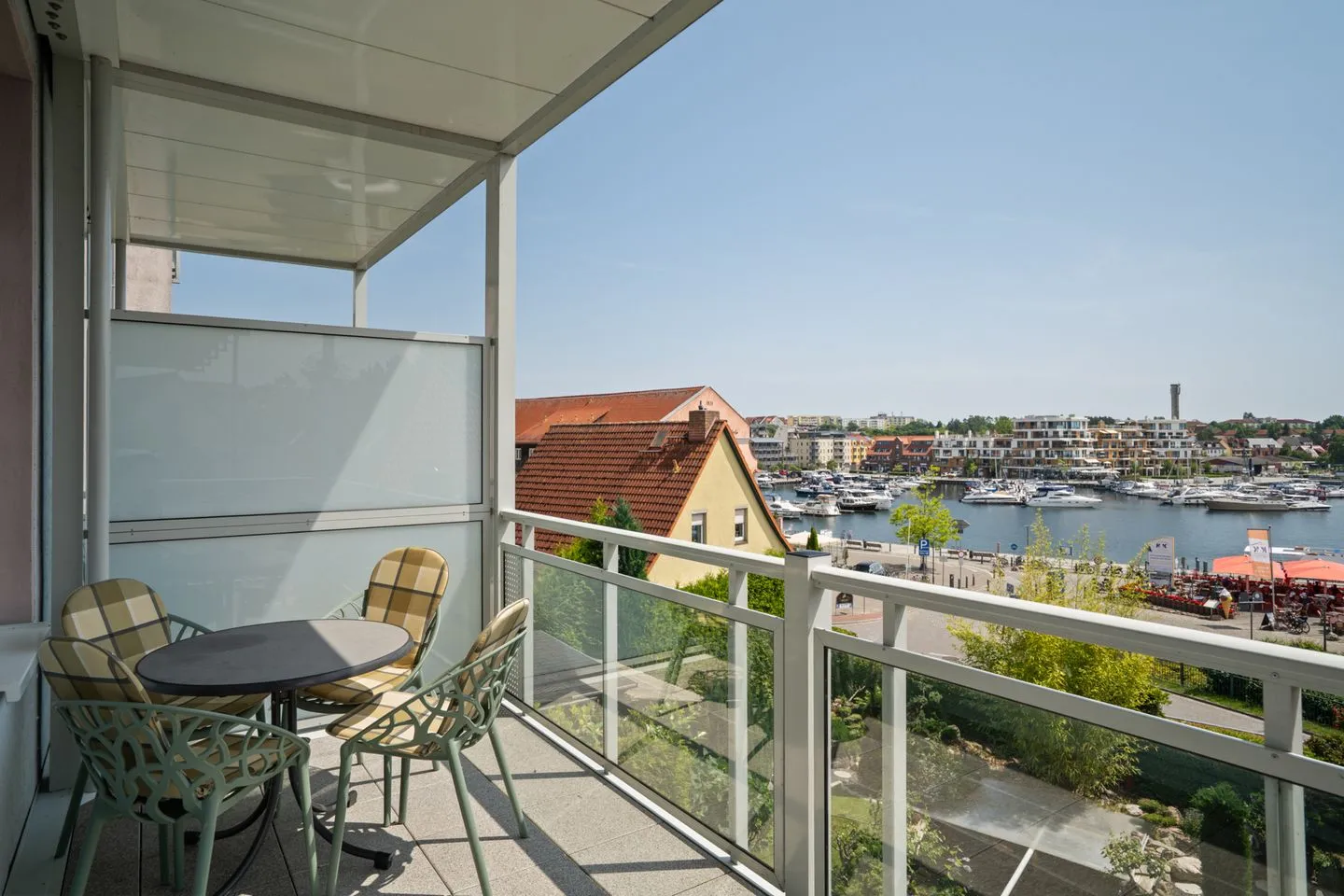 Hafenkino Waren (Müritz) - Ferienwohnung Hafenkino Müritz Wohnen mit Seeblick & Hafenkulisse