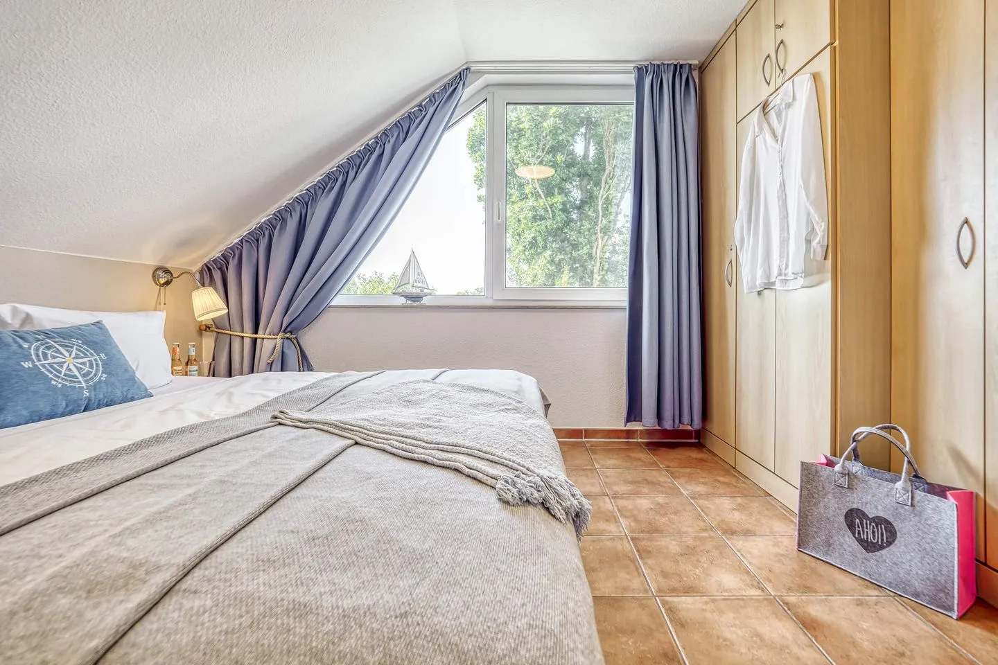 Residenz am Strand Seeschwalbe - Wohnung 4-62 Ostseeheilbad Zingst - Schlafzimmer mit Doppelbett und Kleiderschrank