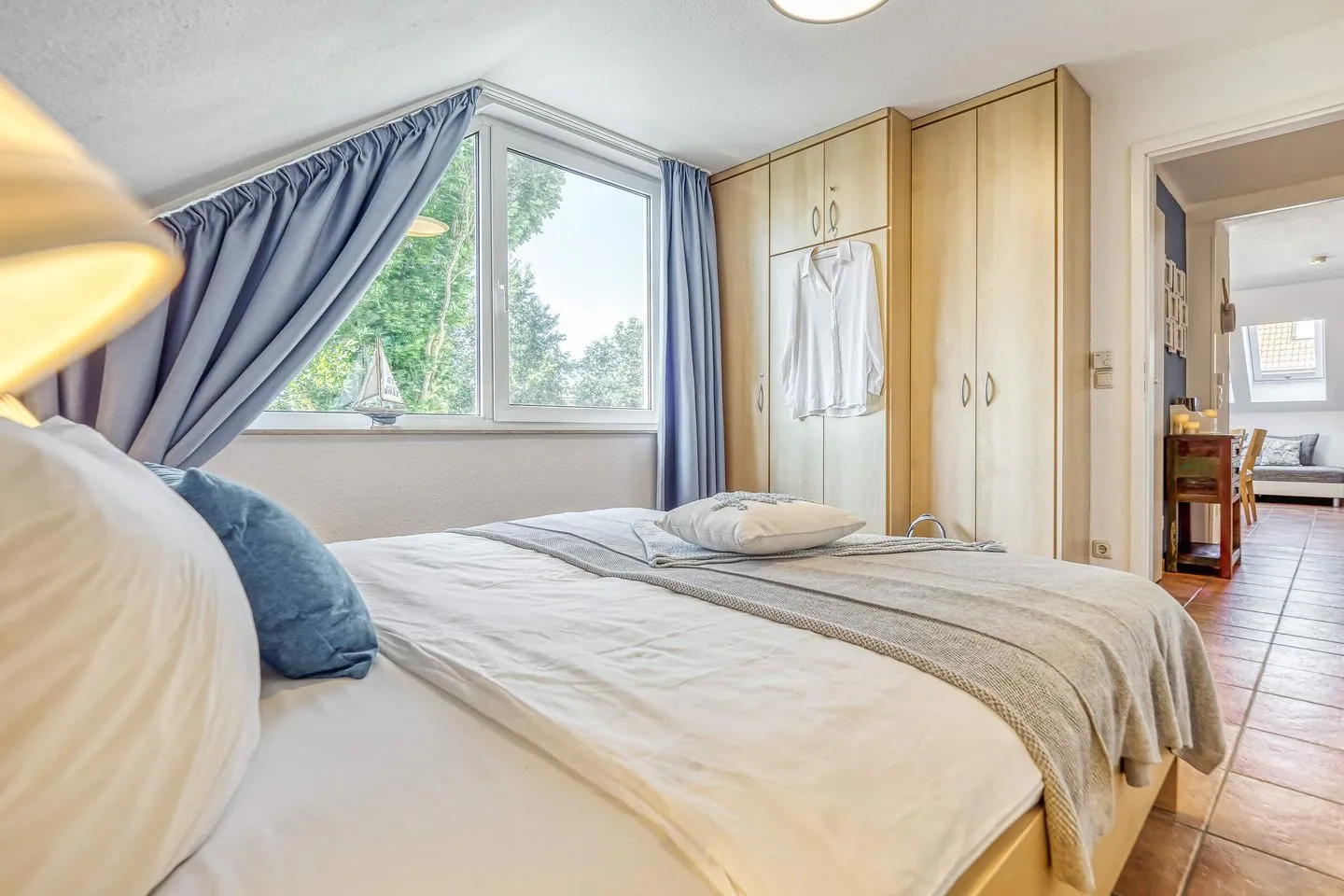 Residenz am Strand Seeschwalbe - Wohnung 4-62 Ostseeheilbad Zingst - Schlafzimmer mit Doppelbett und Kleiderschrank