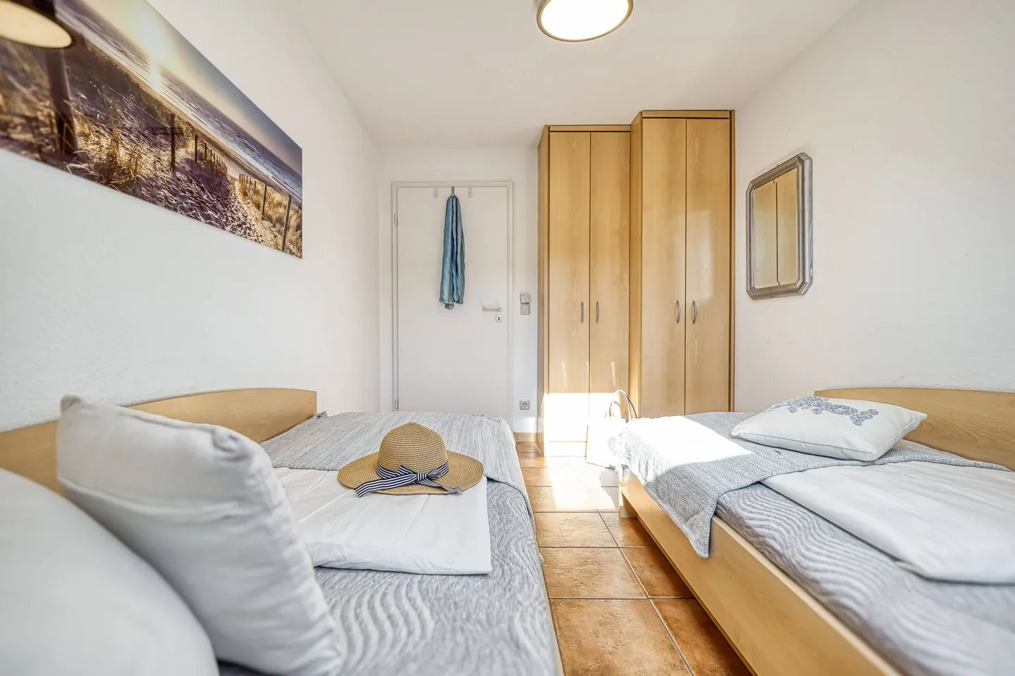 Residenz am Strand Seeschwalbe - Wohnung 4-62 Ostseeheilbad Zingst - Schlafzimmer mit zwei Einzelbetten und Kleiderschrank