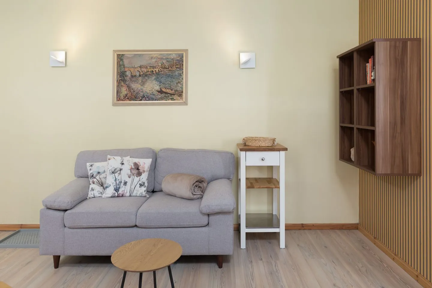 Hochzeitskoje Waren (Müritz) - Ferienwohnung Hochzeitskoje Waren Wohnzimmer Sofa