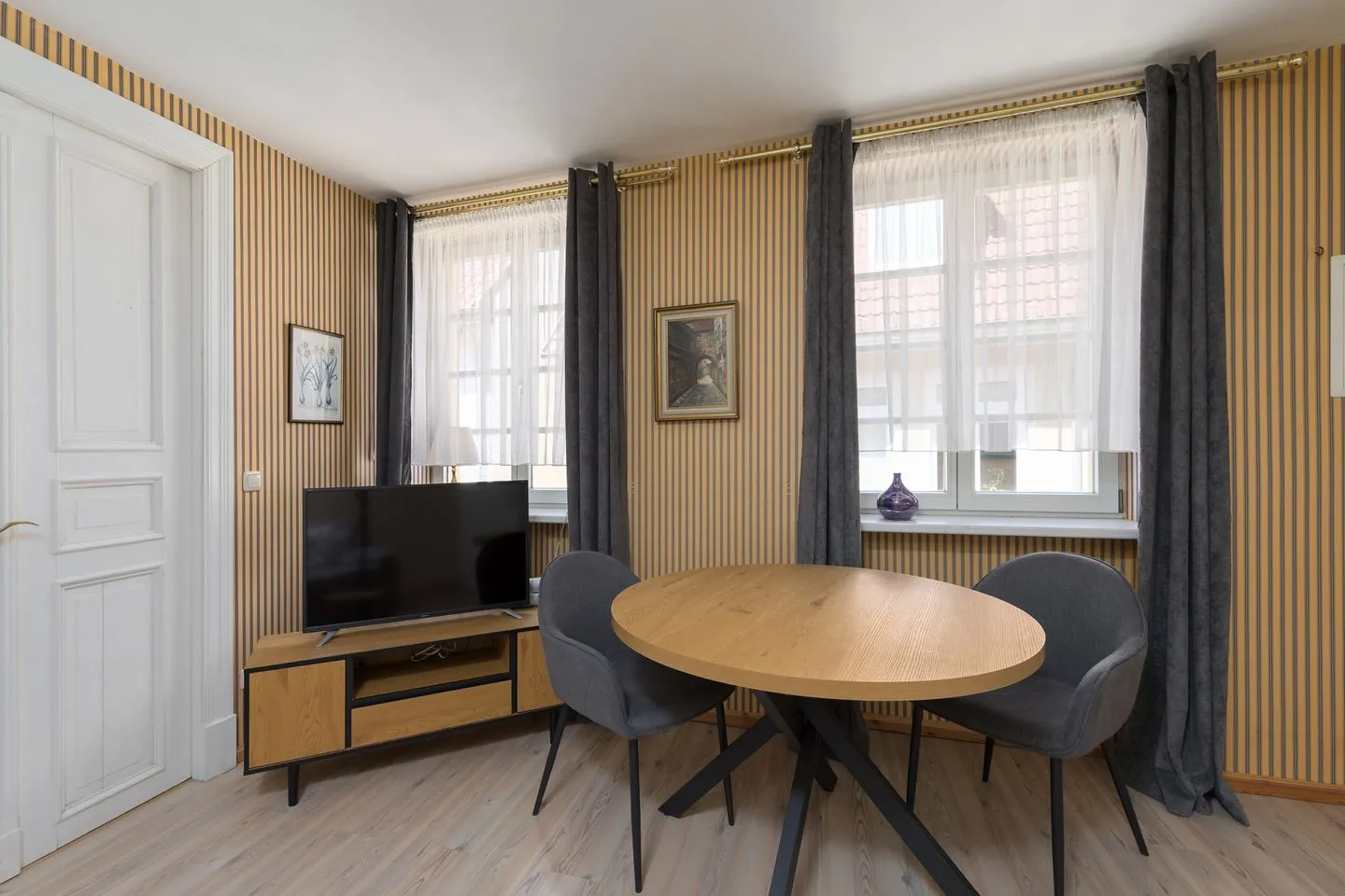 Hochzeitskoje Waren (Müritz) - Ferienwohnung Hochzeitskoje Waren Wohnzimmer mit TV und Esstisch