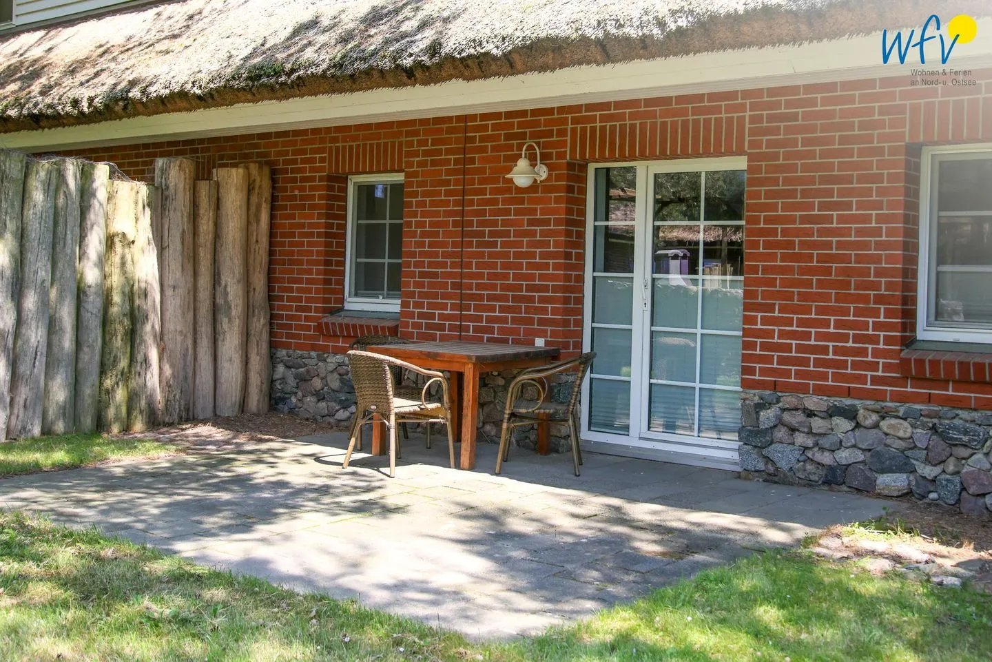 Ferienhaus am Gutspark Dranske Ferienwohnung Sonnengruß Rügen - Dranske - Fassade / Eingang