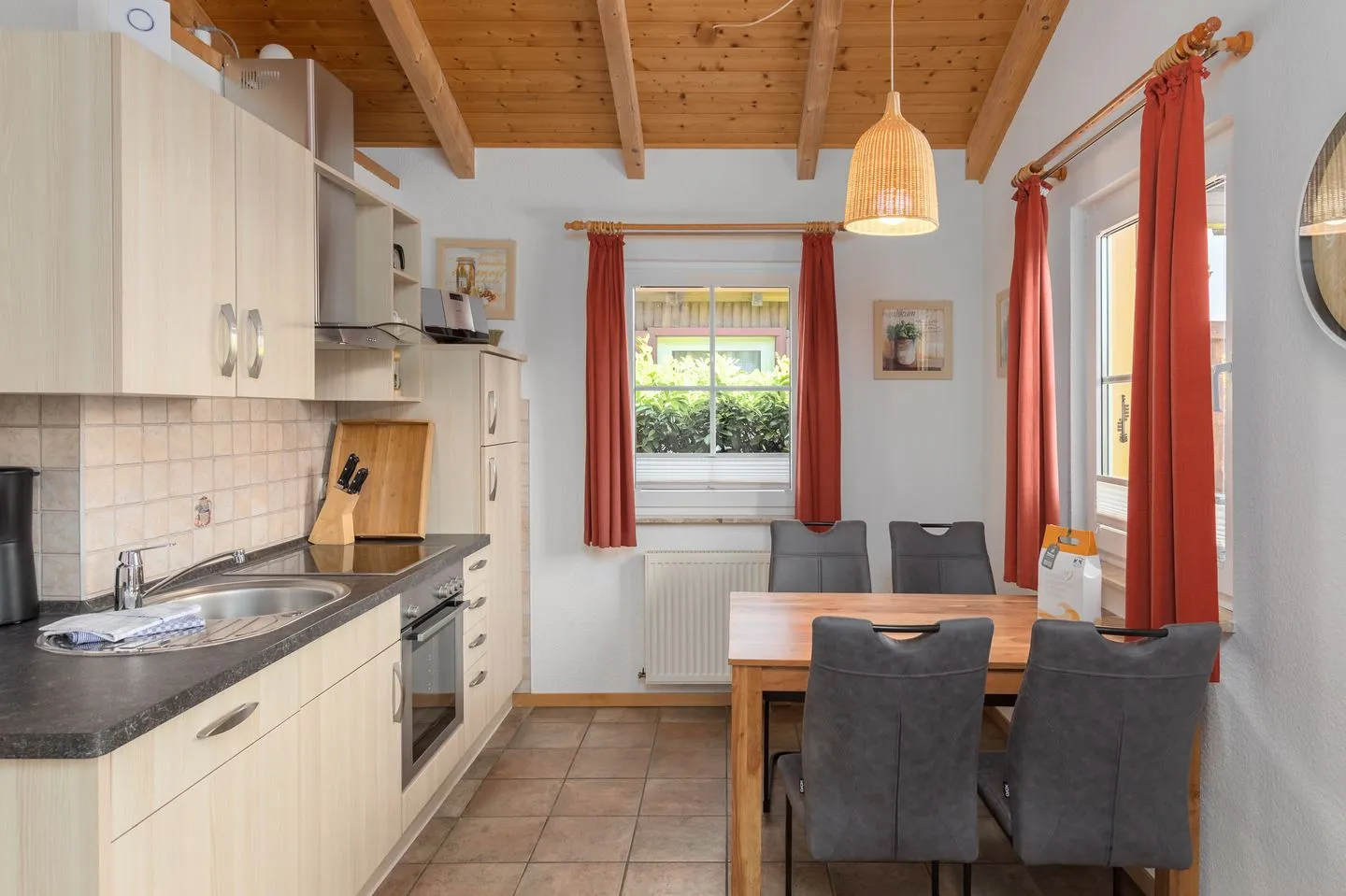 Sonnenschein Jabel - Ferienhaus Sonnenschein in Jabel Küchenzeile mit Esstisch