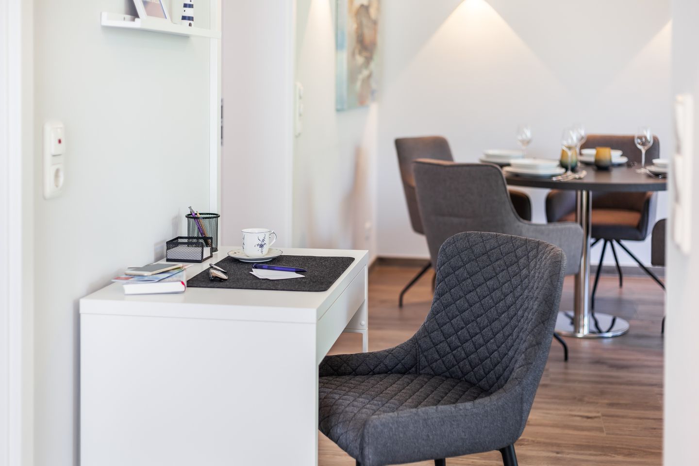 Deichhausener Str. 2, Wohnung Senator, 1.OG, Wohnzimmer, Schreibtisch