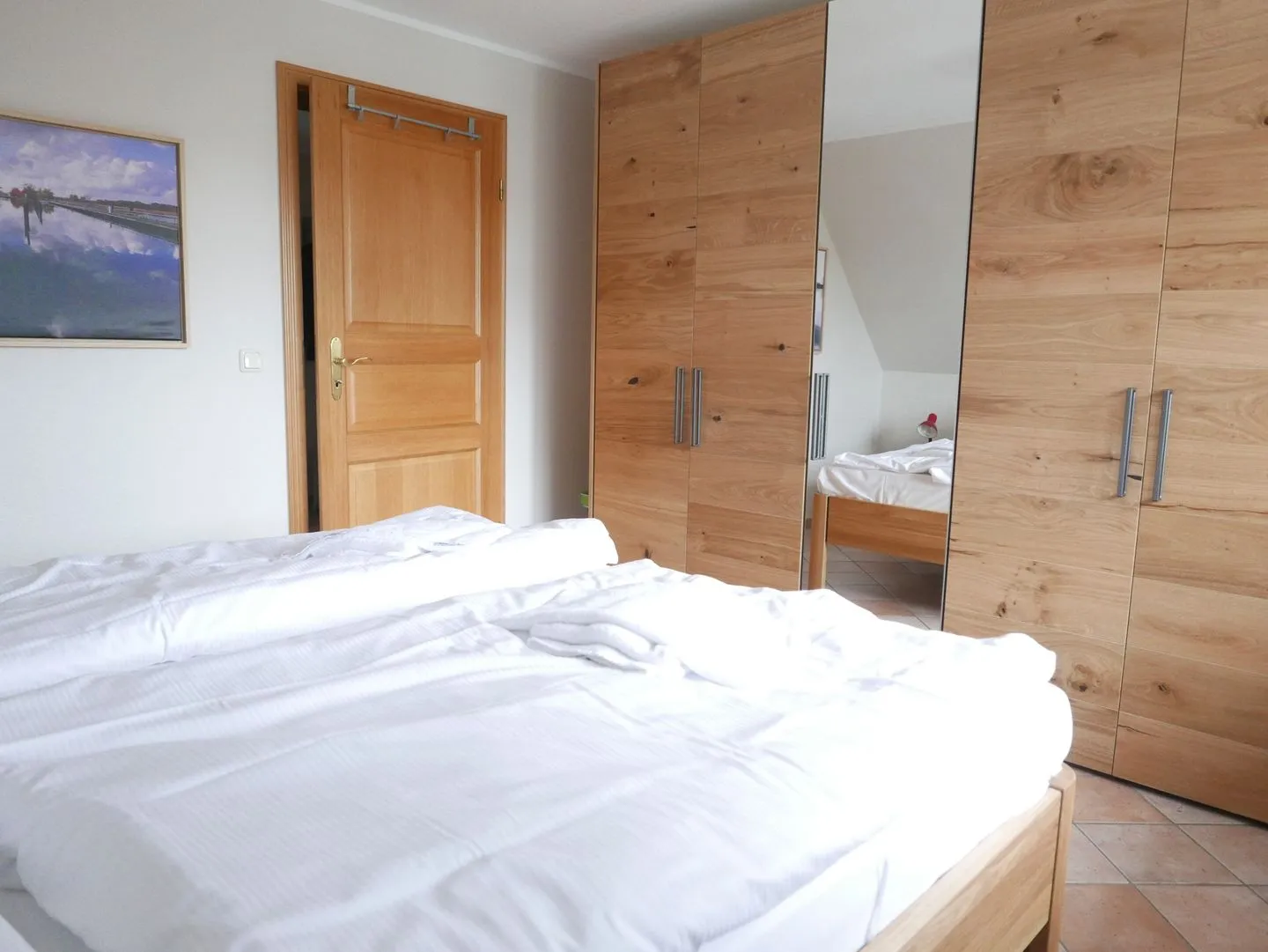 Störtebekerstraße 9 - Wohnung 6 Ostseeheilbad Zingst - Schlafzimmer mit Doppelbett und Kleiderschrank