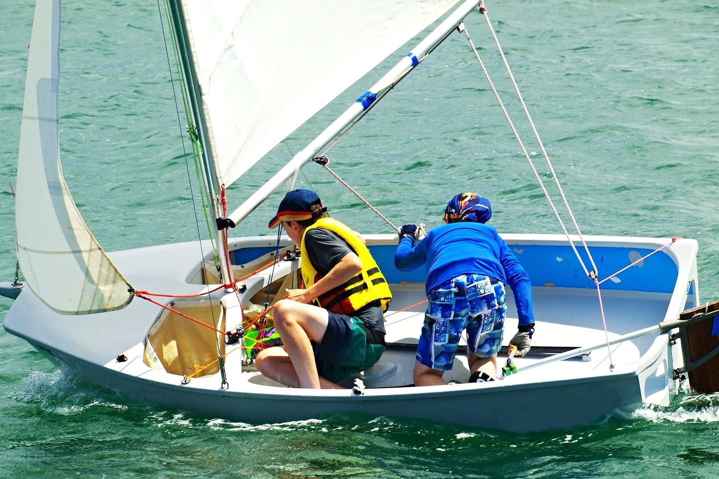 Kinder lernen segeln
