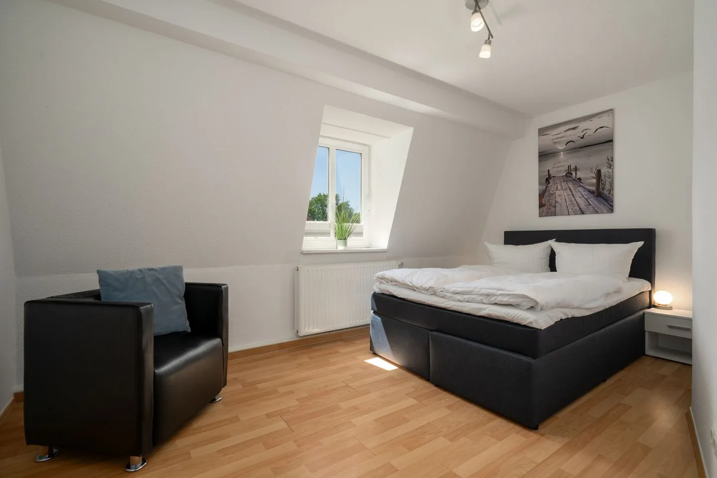 Strandglück Malchow - Strandglück Malchow Schlafzimmer 2 mit Sitzgelegenheit
