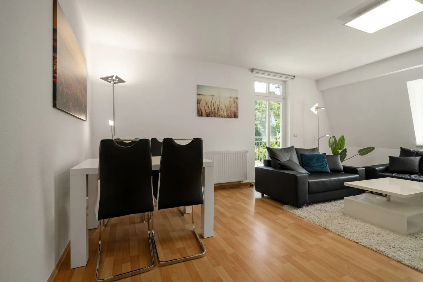 Strandglück Malchow - Strandglück Malchow offenes Wohnzimmer mit Esstisch