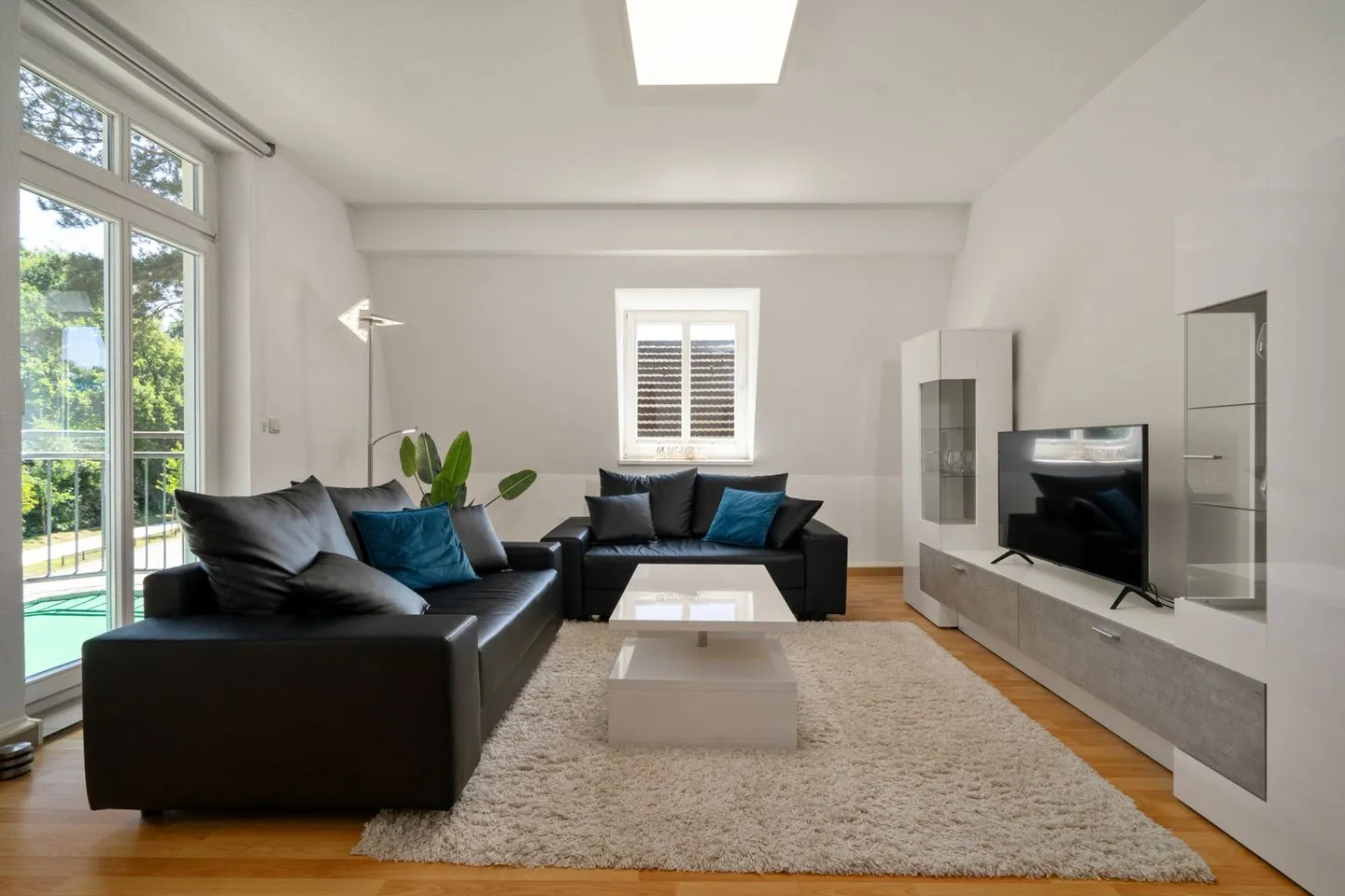 Strandglück Malchow - Strandglück Malchow Wohnzimmer mit Balkon