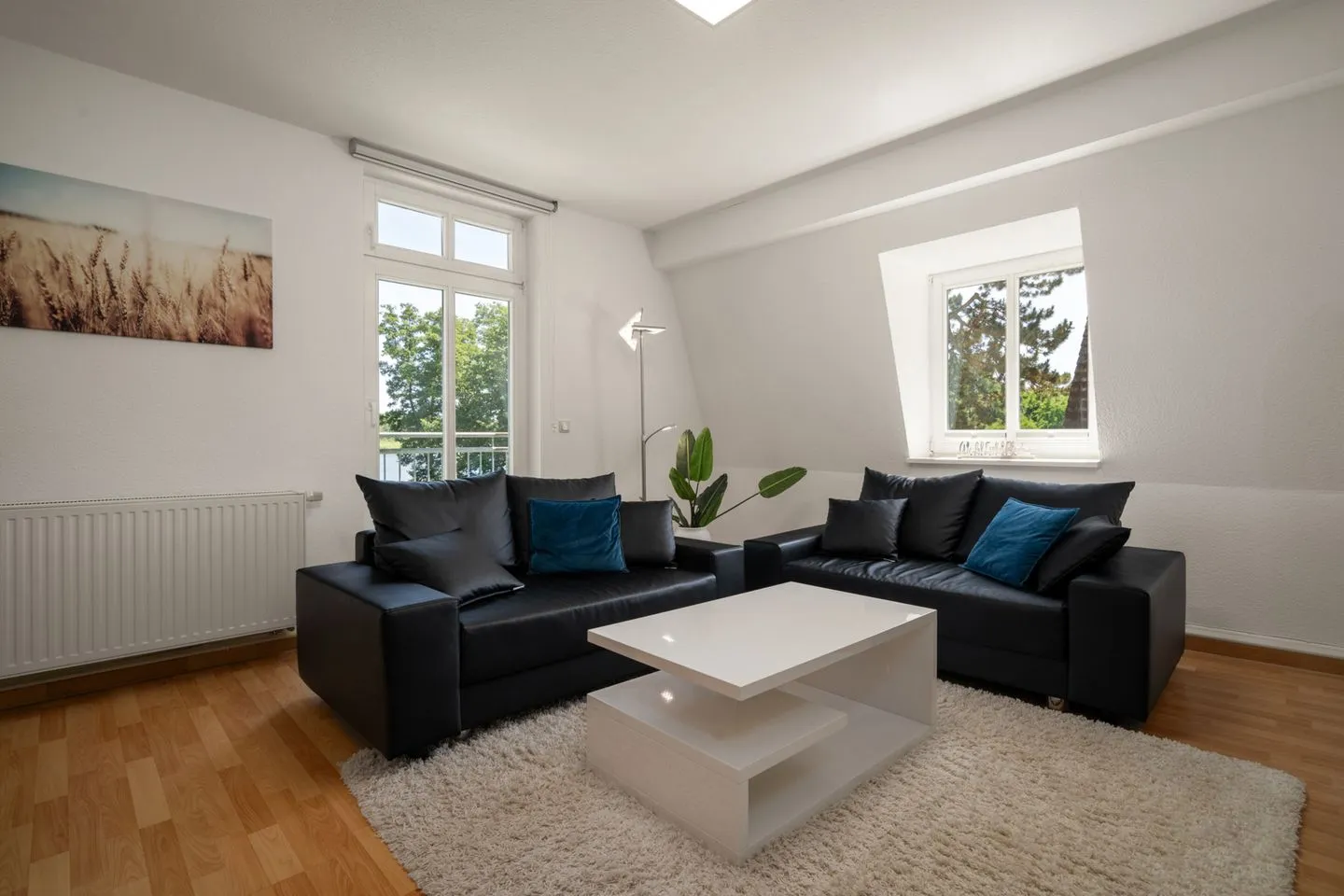 Strandglück Malchow - Strandglück Malchow Wohnzimmer mit schwarzem Sofa