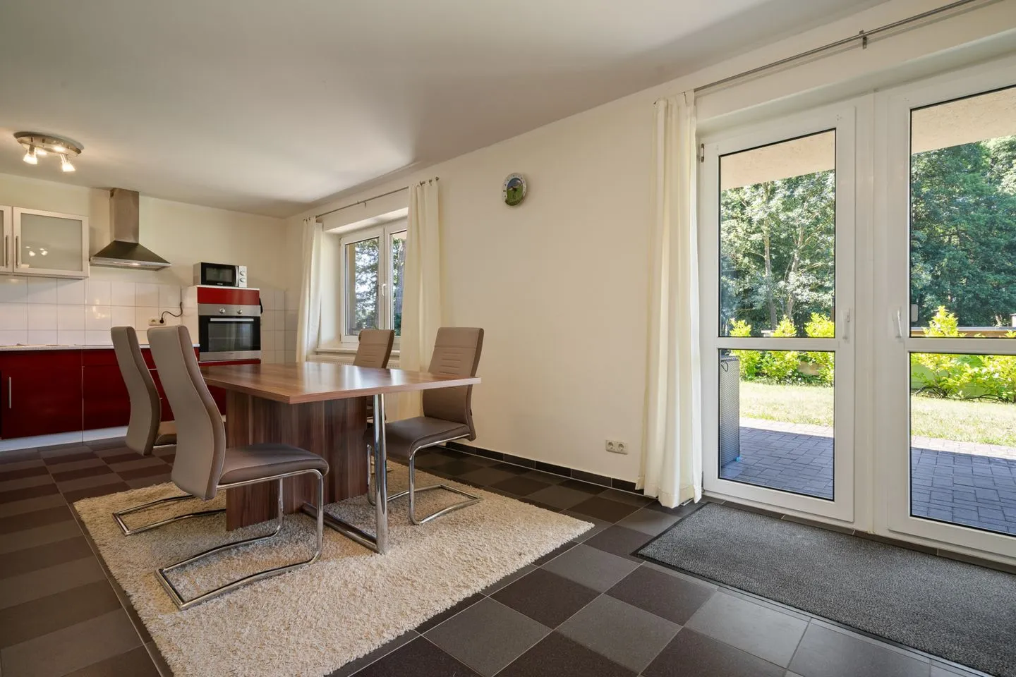 Träumerei Alt-Schwerin - Einfamilienhaus Träumerei Alt Schwerin offene Küche mit Terrassen Zugang