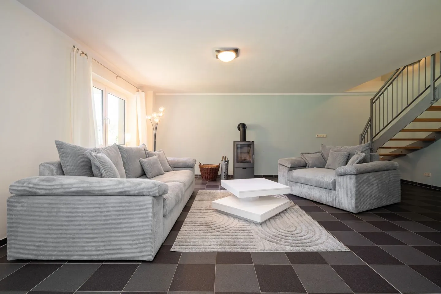 Träumerei Alt-Schwerin - Einfamilienhaus Träumerei Alt Schwerin Wohnzimmer mit großzügiger Couch