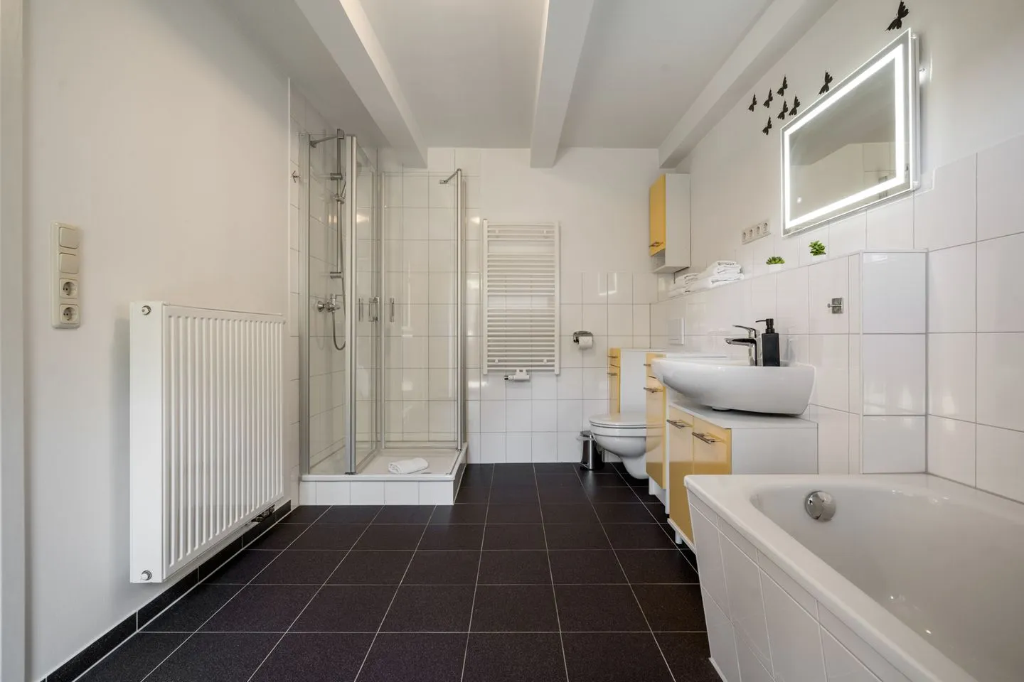 Träumerei Alt-Schwerin - Einfamilienhaus Träumerei Alt Schwerin Badezimmer 2 mit Dusche und Badewanne