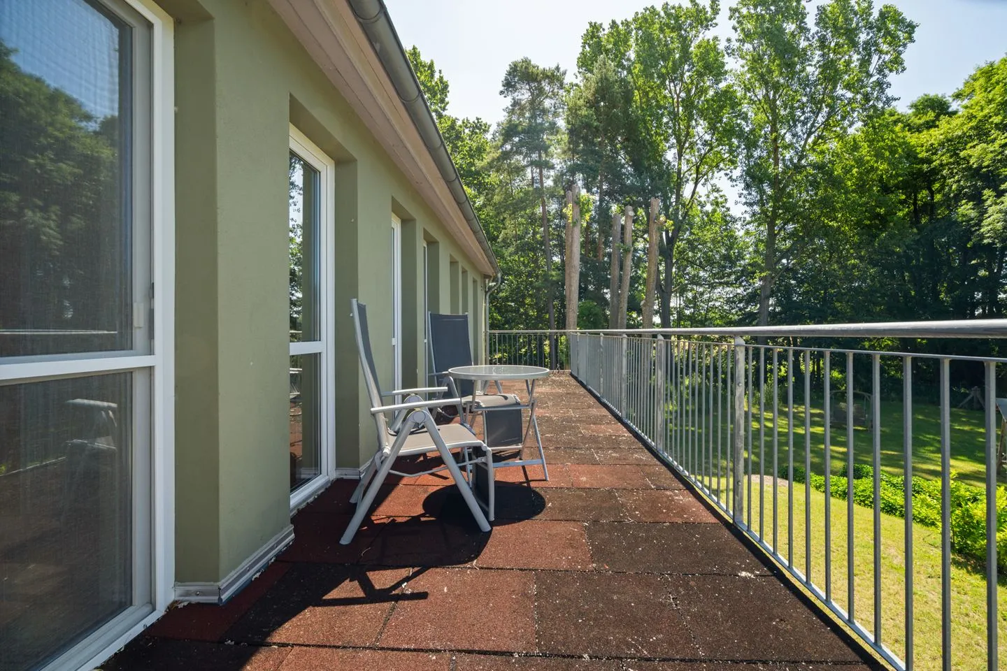 Träumerei Alt-Schwerin - Einfamilienhaus Träumerei Alt Schwerin Balkon mit Blick auf Grünfläche