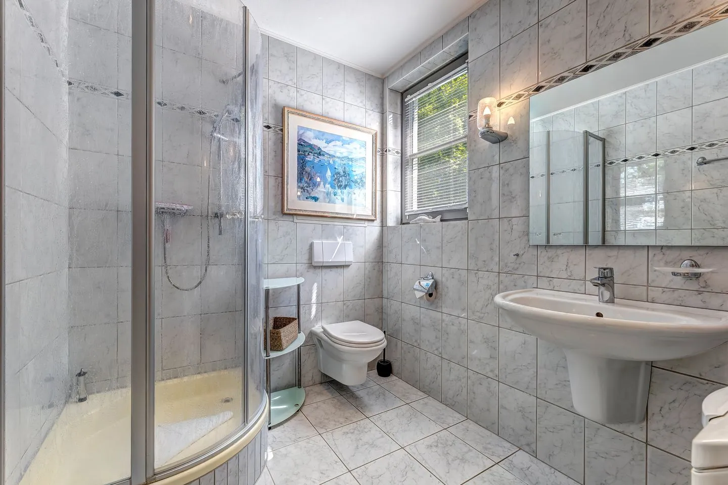 Haus Seeadler, Whg. Turmfalke Zinnowitz - Badezimmer mit Dusche und Waschbecken