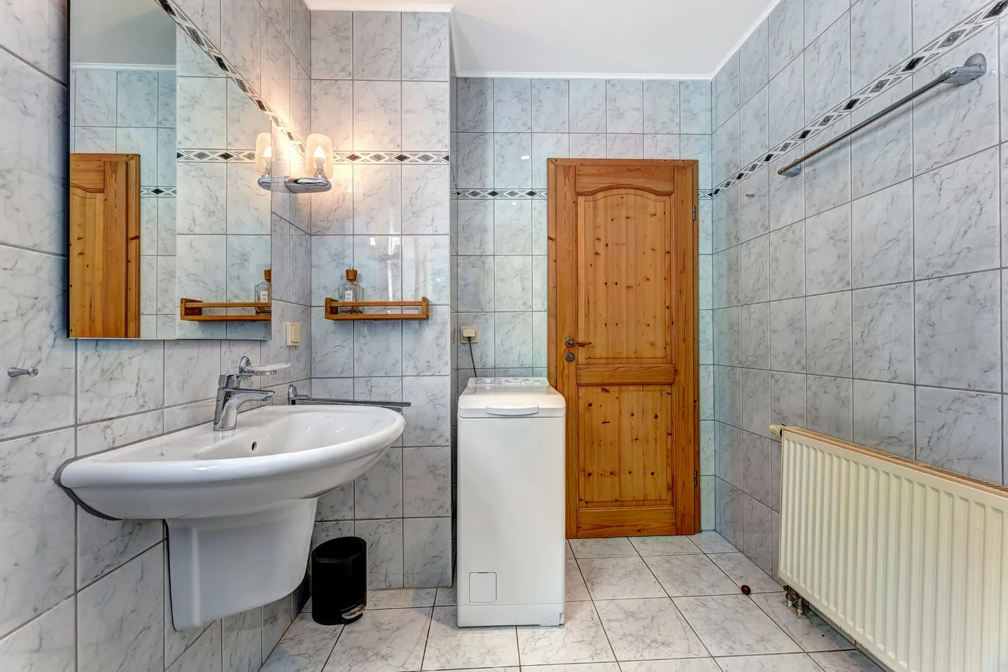 Haus Seeadler, Whg. Turmfalke Zinnowitz - Badezimmer mit Dusche und Waschbecken