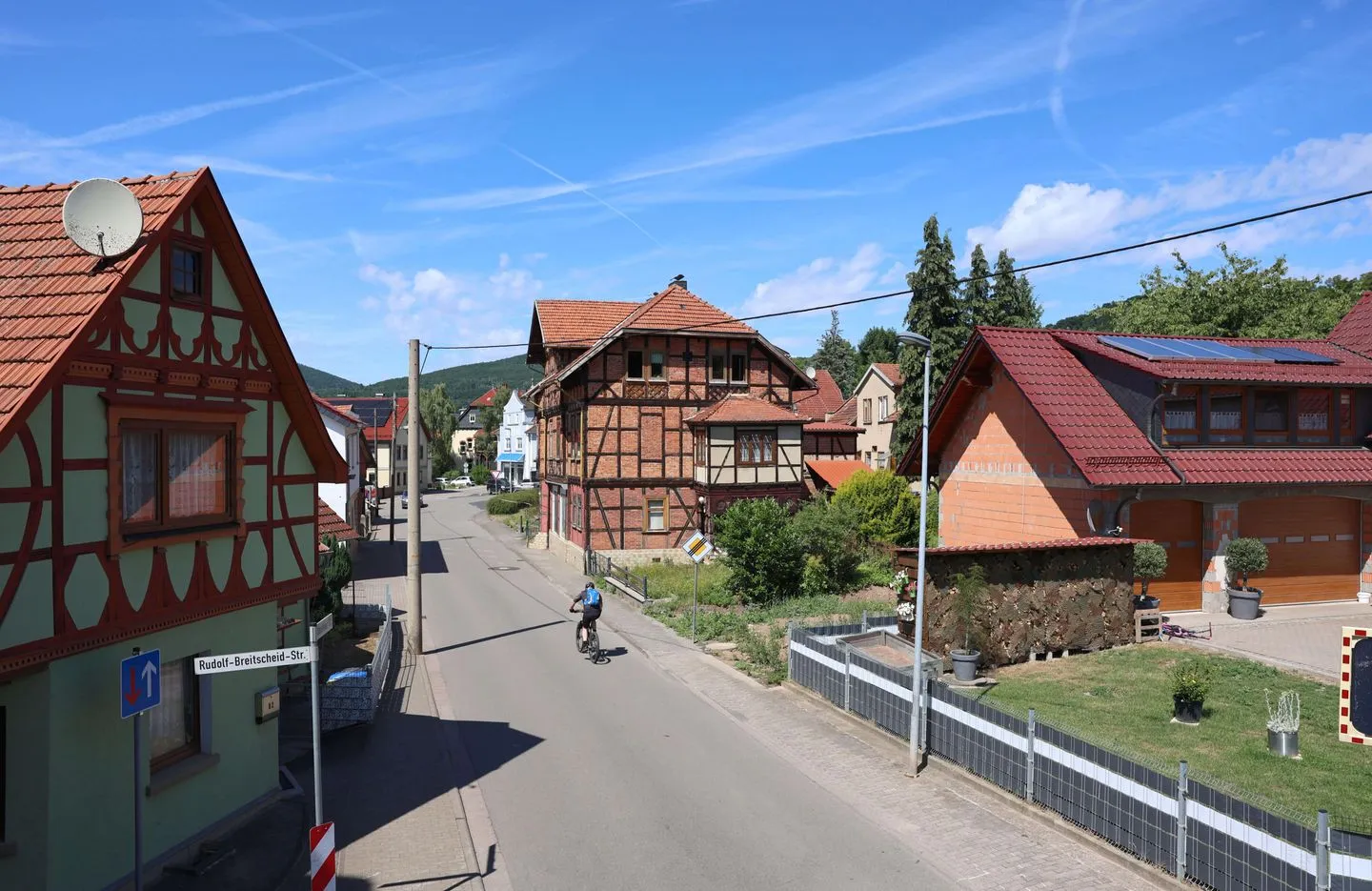 Ferienwohnung Zur Sonne Thüringer Wald - Blick auf teils historische Wohnhäuser in Nachbarschaft und den Schlosspark Altenstein über Schweina