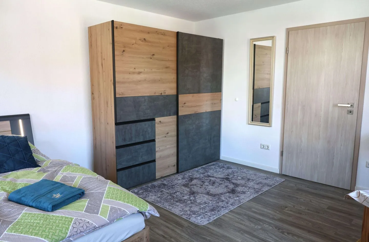 Ferienwohnung Zur Sonne Thüringer Wald - Schlafzimmer mit Schrank und Spiegel