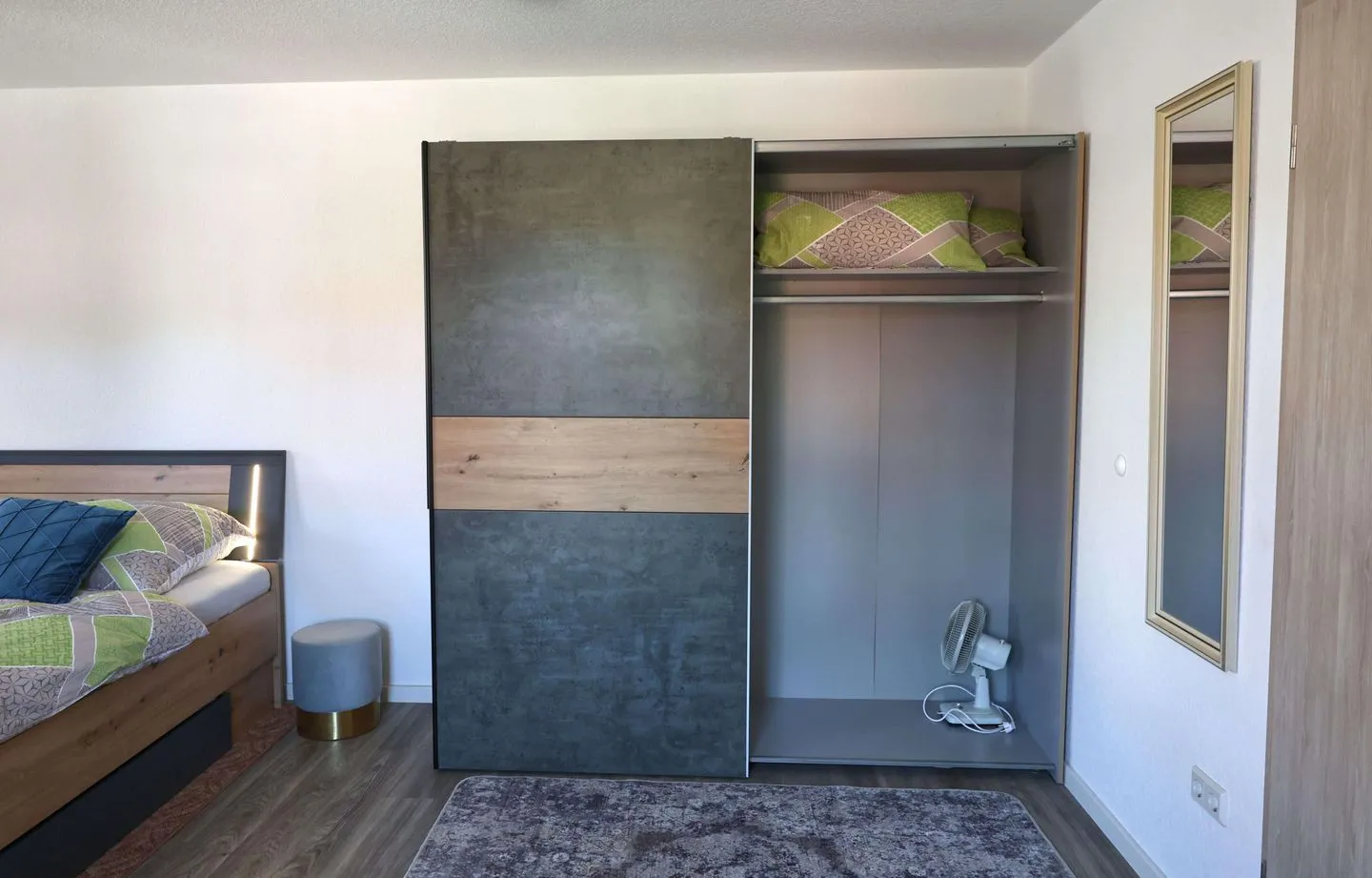 Ferienwohnung Zur Sonne Thüringer Wald - Schlafzimmerschrank mit kleineren Kissen